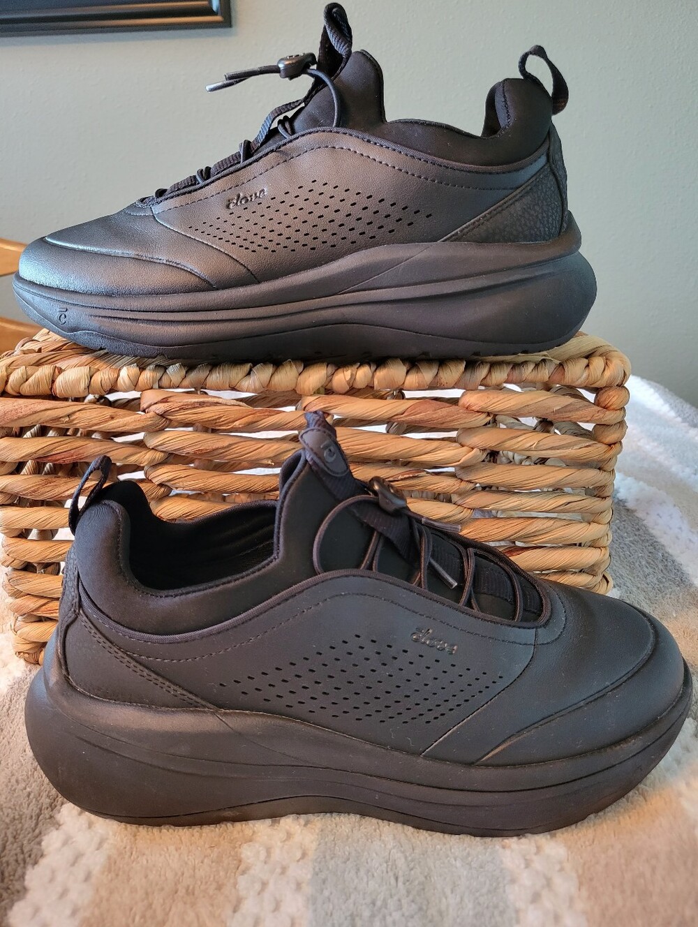 Clove Prima Women's All Black Bungee Athletic Shoe Women's Size 7.5